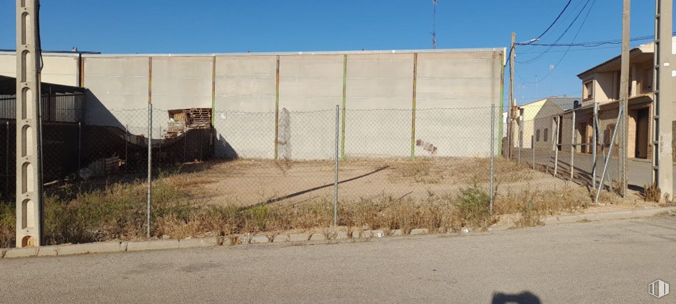 Land for sale at Zona Labradores, Las Pedroñeras, Cuenca, 16660 with wall, land lot, composite material, iron, metal, concrete, soil, building material, wire fencing and wire around