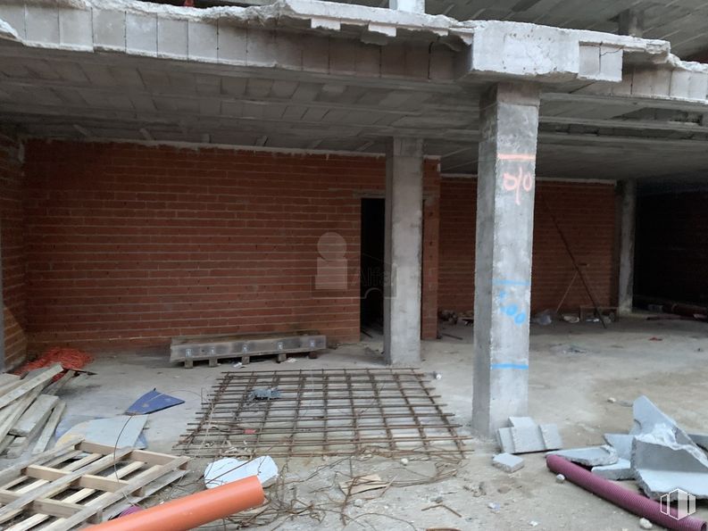 Industrial for rent at Calle Sandro Pertini, 6, Navas del Rey, Madrid, 28695 with bench, wood, building material, floor, flooring, brickwork, composite material, brick, gas and roof around