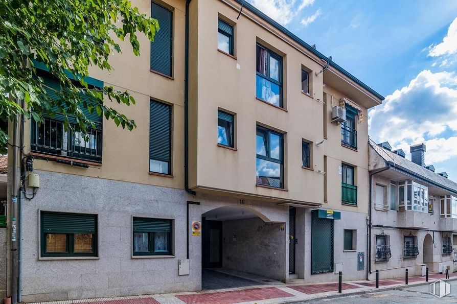 Local en alquiler y venta en Calle Madrid, Collado Villalba, Madrid, 28400 con ventana, nube, edificio, condominio, diseño urbano, cielo, puerta, accesorio, árbol y zona residencial alrededor