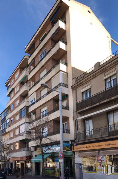 Retail for sale at Calle Miraflores, 6, Segovia, 40002 with building, window, sky, daytime, property, tower block, condominium, urban design, neighbourhood and commercial building around