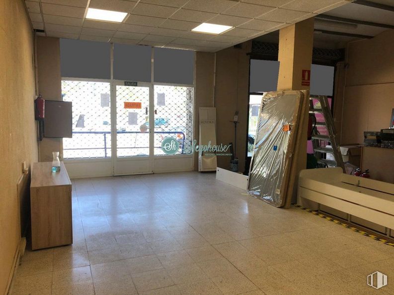 Retail for sale at Avenida Vía Roma, Segovia, 40003 with lighting, furniture, table, fixture, building, wood, floor, house, flooring and hall around