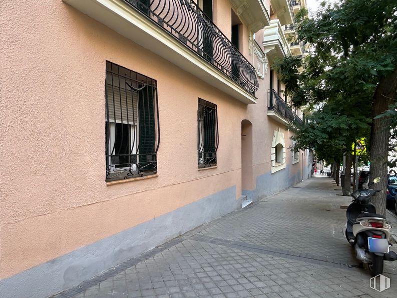 Oficina en alquiler en Calle Romero Robledo, 19, Moncloa - Aravaca, Madrid, 28008 con ventana, motocicleta, rueda, neumático, edificio, vehículo, árbol, planta, superficie de la carretera y diseño urbano alrededor