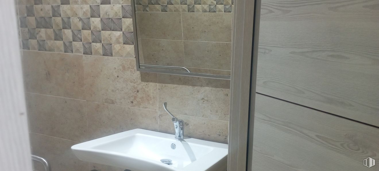 Local en venta en Zona centro, Arganda del Rey, Madrid, 28500 con fregadero, grifo, propiedad, accesorios de fontanería, cuarto de baño, fluido, suelos, madera, suelo y lavabo alrededor