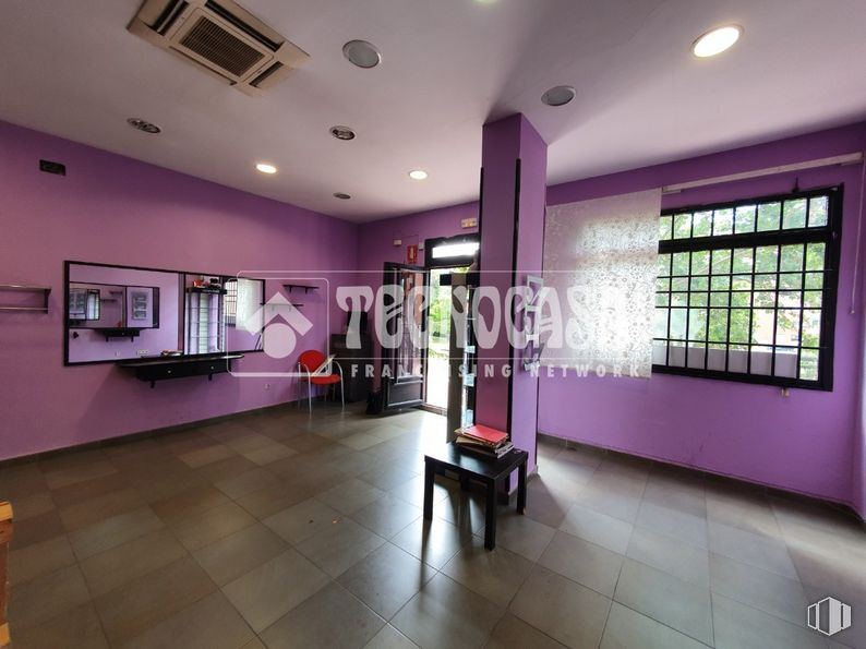 Retail for rent at Zona Soto, Móstoles, Madrid, 28047 with window, table, purple, building, interior design, hall, fixture, houseplant, living room and flooring around