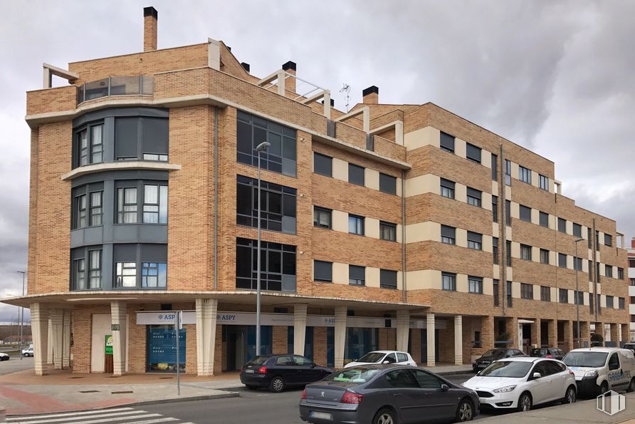 Local en venta en Carretera Sonsoles, Ávila, 05003 con coche, edificio, ventana, luz de estacionamiento, rueda, cielo, nube, vehículo terrestre, neumático y vehículo alrededor