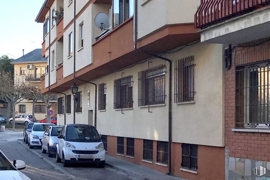 Retail for sale at Calle Iglesia, 11, El Escorial, Madrid, 28280 with car, window, building, automotive parking light, wheel, tire, vehicle, vehicle registration plate, sky and plant around