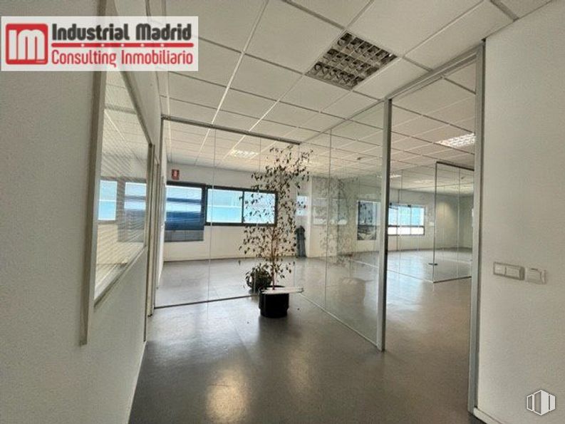 Nave en venta en Polígono Industrial San Fernando, San Fernando de Henares, Madrid, 28830 con planta, accesorio, edificio, planta de interior, piso, maceta, pavimento, vidrio, pasillo y suelo de baldosas alrededor