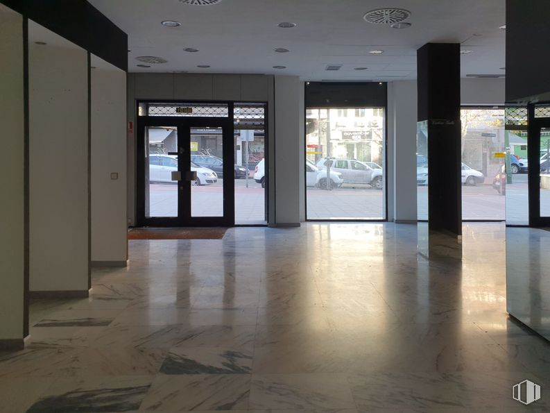 Local en venta en Calle Montero, Móstoles, Madrid, 28934 con accesorio, diseño de interiores, suelo de baldosas, piso, suelo, madera, exterior automotriz, pasillo, techo y vidrio alrededor