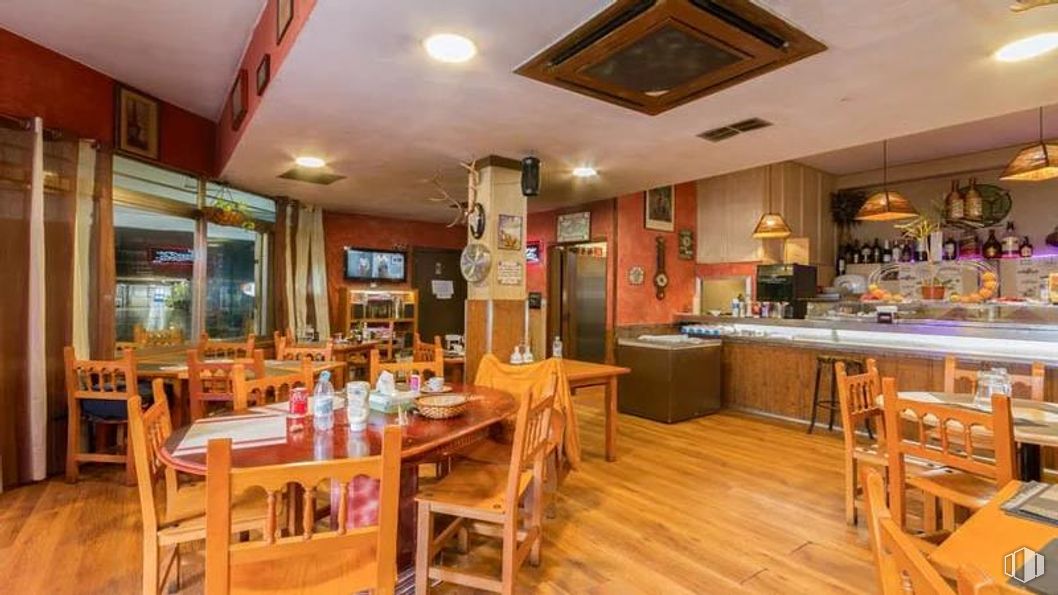 Retail for sale at Calle Francisco Ruíz, Usera, Madrid, 28026 with kitchen & dining room table, chair, wood and restaurant around