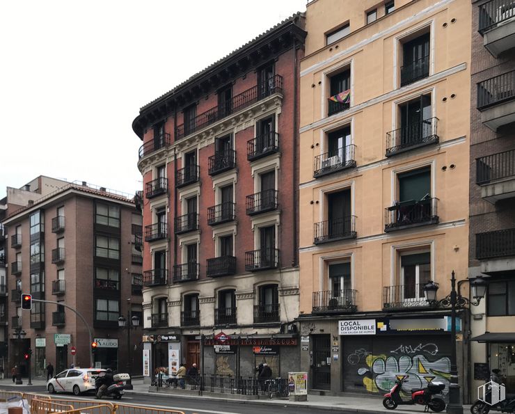 Local en alquiler y venta en Calle Atocha, Centro, Madrid, 28012 con edificio, propiedad, rueda, ventana, cielo, neumático, diseño urbano, condominio, barrio y bloque de pisos alrededor