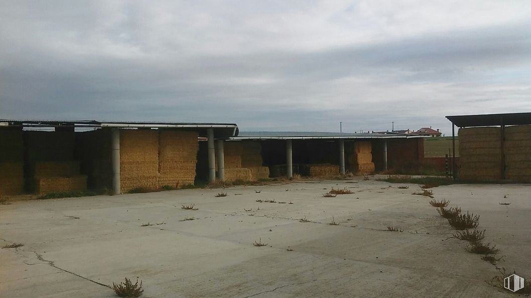 Industrial for sale & for rent at Nave en Crespos, Crespos, Ávila, 05300 with building, cloud, sky, land lot, asphalt, floor, residential area, landscape, composite material and roof around