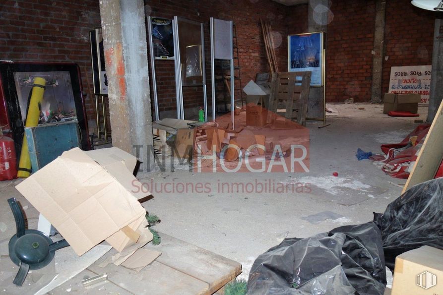 Retail for sale at Zona San Antonio, Ávila, 05005 with packaged goods, property, wood, floor, house, flooring, wall, gas, room and concrete around