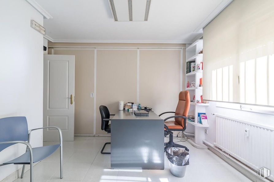 Local en alquiler en Avenida Betanzos, Fuencarral - El Pardo, Madrid, 28034 con puerta, silla, escritorio, propiedad, interiorismo, suelo, suelos, accesorio, inmobiliario y gas alrededor