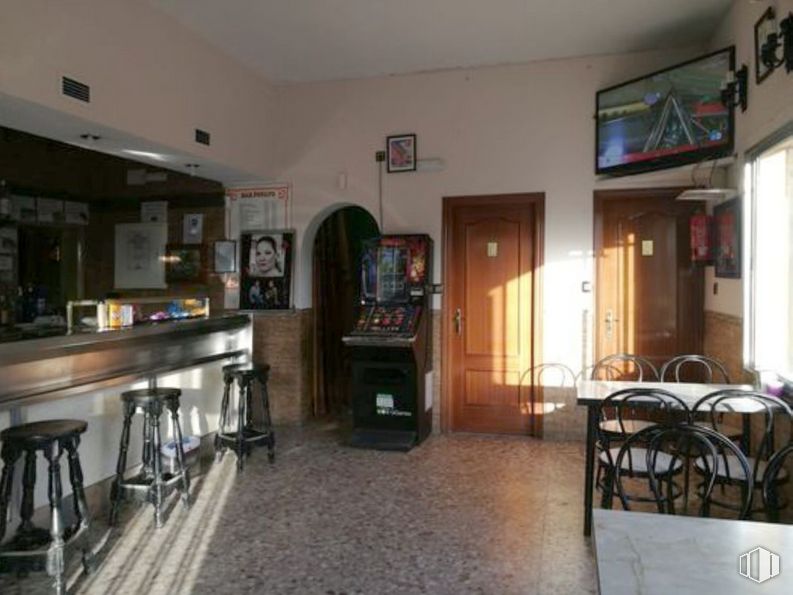 Retail for sale at Zona Centro, El Viso de San Juan, Toledo, 45215 with stool, television, table top, chair, table, property, picture frame, building, wood and interior design around