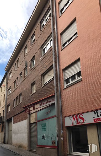 Retail for rent at Calle Cantarranas, Segovia, 40005 with window, building, property, cloud, fixture, sky, brick, urban design, brickwork and condominium around