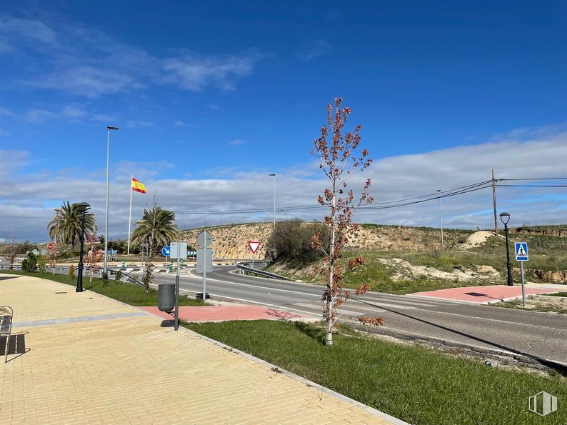 Land for sale at Calle Mártires, El Álamo, Madrid, 28607 with sky, cloud, plant, street light, road surface, asphalt, land lot, urban design, residential area and thoroughfare around