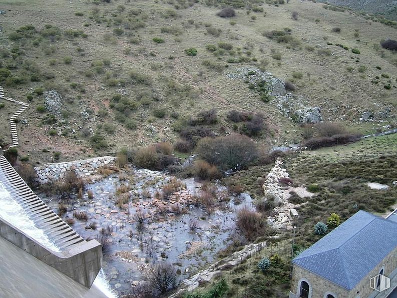 Land for sale at Zona Norte, Peguerinos, Ávila, 05239 with building, plant, slope, biome, rural area, landscape, bedrock, geological phenomenon, groundcover and roof around