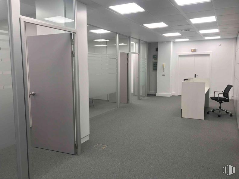 Oficina en alquiler en Zona empresarial La Moraleja, Alcobendas, Madrid, 28108 con silla, puerta, edificio, accesorio, pared, suelo, suelos, gas, techo y aluminio alrededor