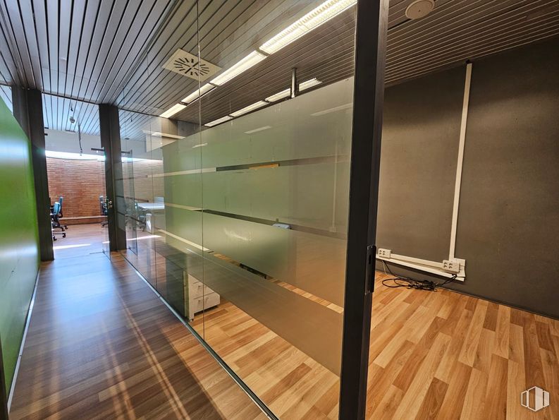 Office for rent at Calle Labastida, 10, Fuencarral - El Pardo, Madrid, 28034 with wood, interior design, building, floor, flooring, hall, chair, fixture, glass and ceiling around