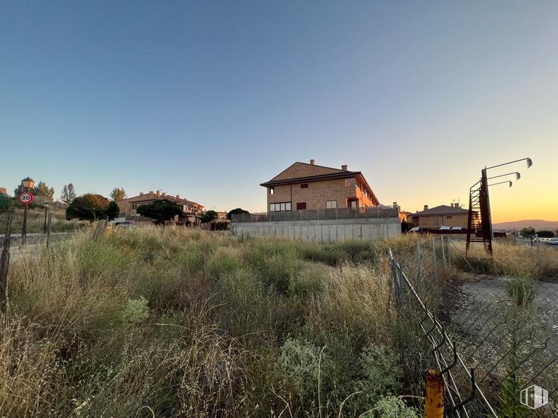 Suelo en venta en Calle Países Bajos, Ávila, 05004 con cielo, planta, nube, paisaje natural, edificio, lote de terreno, hierba, casa, llano y ventana alrededor