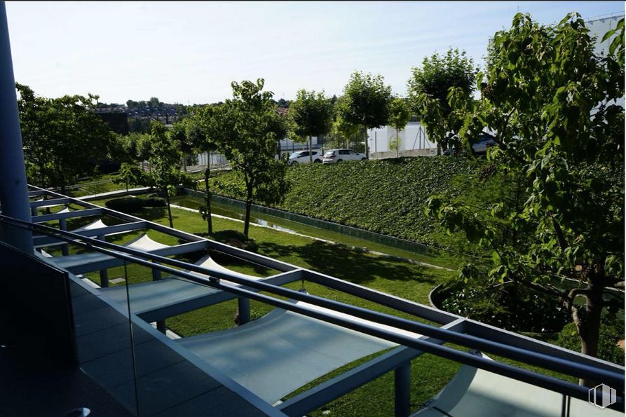 Oficina en alquiler en Avenida Industria, 22, Tres Cantos, Madrid, 28760 con edificio, planta, cielo, ventana, árbol, sombra, vehículo, hierba, exterior del automóvil y casa alrededor