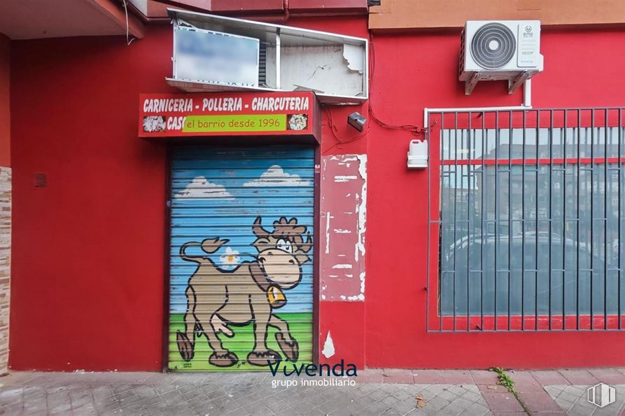 Local en alquiler y venta en Calle Valladolid, Fuenlabrada, Madrid, 28941 con puerta, edificio, accesorio, ladrillo, barrio, pared, arte, fachada, fuente y albañilería alrededor