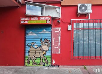 Local en alquiler y venta en Calle Valladolid, Fuenlabrada, Madrid, 28941 con puerta, edificio, accesorio, ladrillo, barrio, pared, arte, fachada, fuente y albañilería alrededor