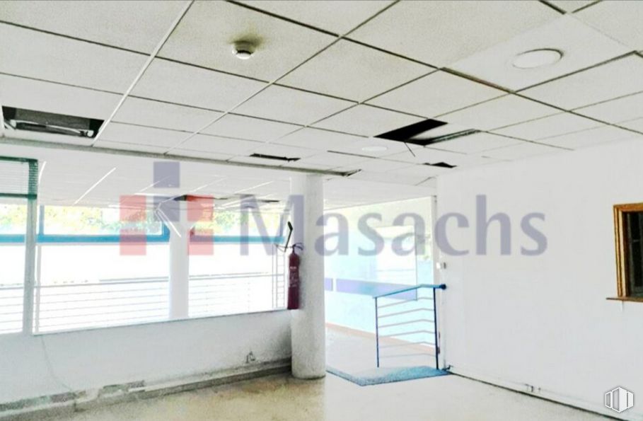 Nave en alquiler y venta en Calle Vía Complutense, Alcalá de Henares, Madrid, 28805 con ventana, accesorio, edificio, suelos, techo, sombra, hall, vidrio, aparcamiento y evento alrededor