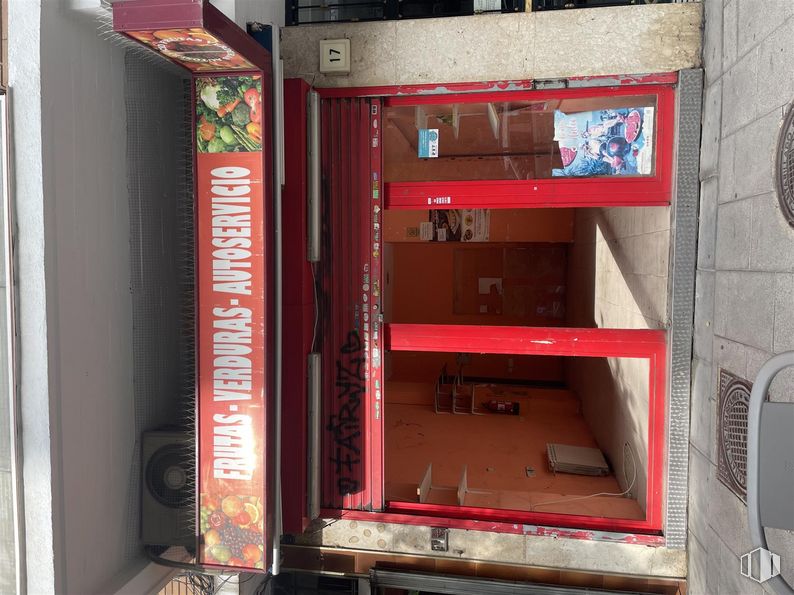 Retail for rent at Calle Marroquina, Moratalaz, Madrid, 28030 with wardrobe, wood, red, material property, gas, machine, shelving, facade, publication and rectangle around