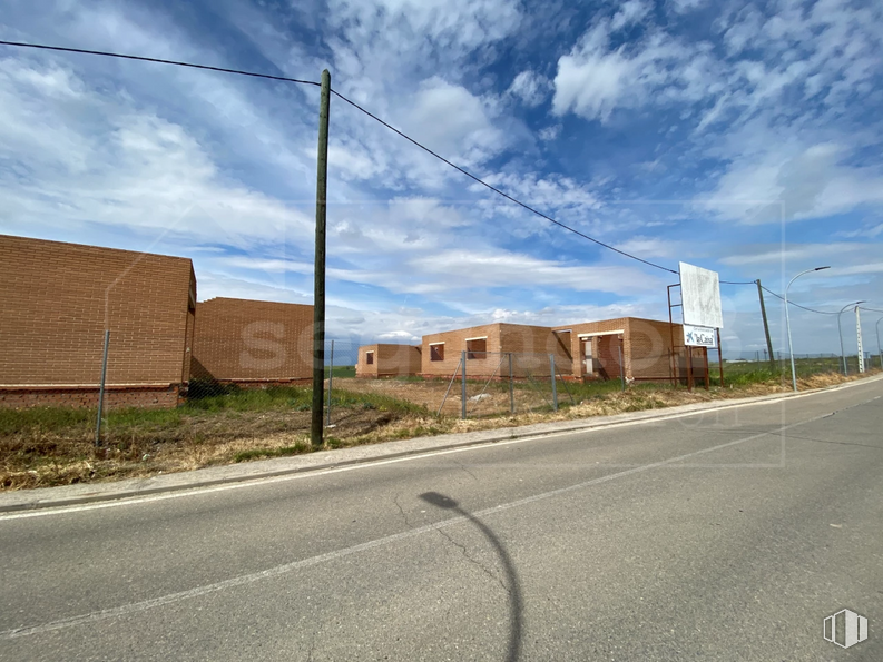 Land for sale at Zona Centro, Novés, Toledo, 45519 with house, cloud, sky, ecoregion, building, road surface, plant, overhead power line, land lot and asphalt around