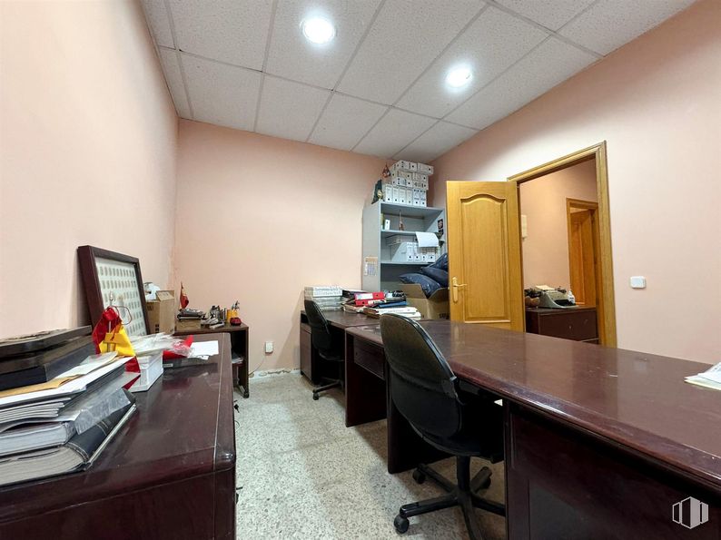 Local en venta en Calle Pedro Rogel, 4, Tetuán, Madrid, 28039 con silla, escritorio, puerta, mueble, mesa, propiedad, interiorismo, suelo, suelos y material de oficina alrededor