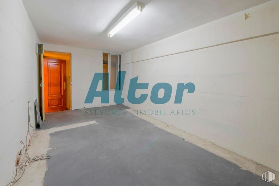 Local en venta en Calle de Alejandro Rodríguez, Tetuán, Madrid, 28039 con puerta, lámpara, alumbrado, suelos, suelo, apartamento y pintura alrededor