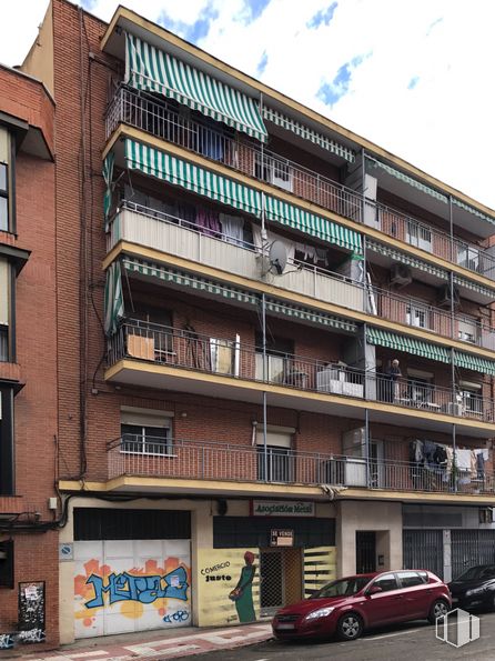 Retail for sale at Calle Nicolasa Gómez, San Blas - Canillejas, Madrid, 28022 with car, sky, building, property, window, cloud, tire, wheel, vehicle and urban design around