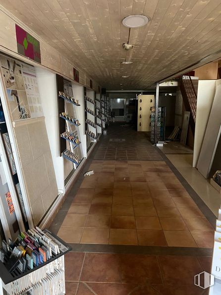 Nave en alquiler y venta en Calle Hernisa Industrial, 23, Toledo, 45007 con propiedad, interiorismo, suelos, suelo, madera, pared, suelo de baldosas, hall, estante y accesorio alrededor