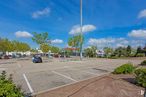 Retail for sale at Centro Comercial Parque Alcorcón, Avenida Europa, Alcorcón, Madrid, 28922 with plant, cloud, sky, building, street light, tree, wheel, road surface, car and asphalt around