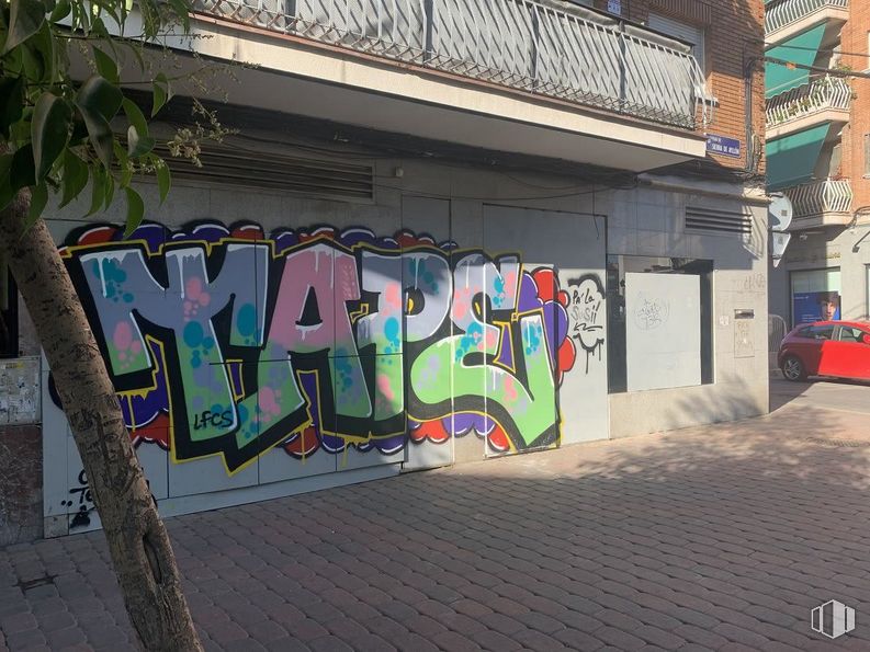 Retail for sale at Plaza Sierra de Ayllón, Villa de Vallecas, Madrid, 28031 with car, paint, graffiti, building, road surface, art, font, asphalt, tints and shades and facade around