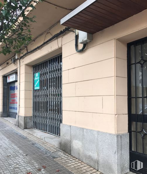 Retail for rent at Calle Coronel del-Rexachl, 12, Segovia, 40004 with window, plant, fixture, road surface, wood, shade, asphalt, tree, building and composite material around