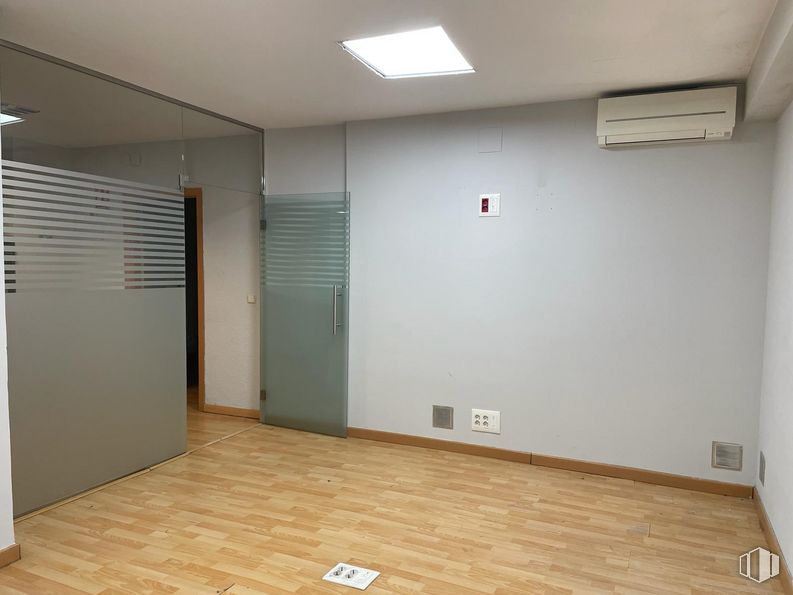 Retail for sale & for rent at Calle Betanzos, Alcorcón, Madrid, 28925 with door, light fixture, lighting, property, fixture, wood, interior design, floor, flooring and material property around