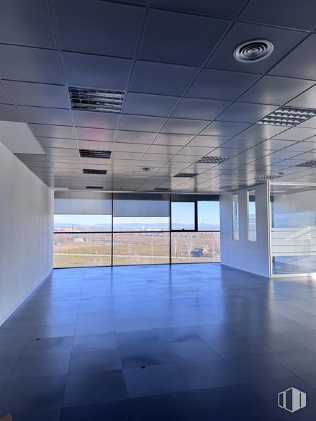 Office for rent at Edificio Barajas, Calle Alcañiz, 23, Barajas, Madrid, 28042 with light fixture, ceiling, floor, composite material, commercial building, glass, engineering, daylighting, shade and headquarters around