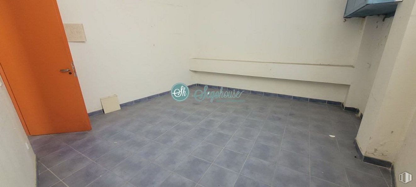 Retail for rent at Calle Independencia, Segovia, 40005 with door, tile flooring, wood, flooring, road surface, floor, rectangle, hardwood, building and gas around