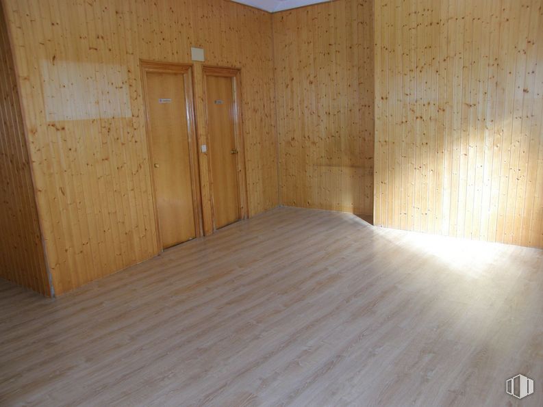 Retail for rent at Centro urbano, Manzanares el Real, Madrid, 28410 with door, property, building, fixture, wood, house, floor, flooring, comfort and wood stain around