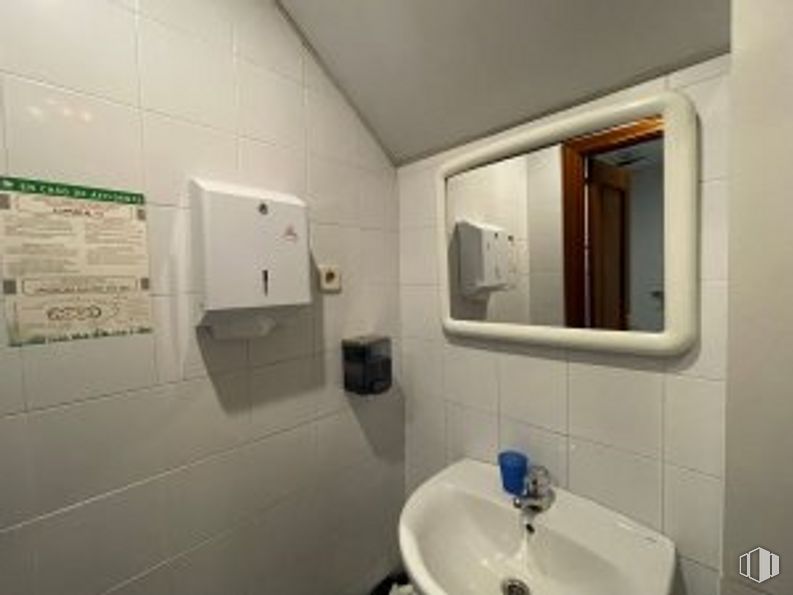 Industrial for sale at Calle Ciudad de Frías, 23, Villaverde, Madrid, 28021 with mirror, sink, hand dryer, property, tap, bathroom sink, plumbing fixture, bathroom, lighting and interior design around