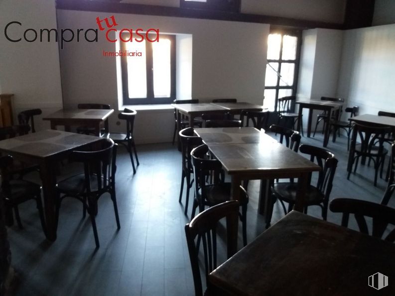 Retail for rent at Carretera San Rafael, Segovia, 40006 with chair, table top, table, furniture, building, fixture, window, event, hardwood and flooring around