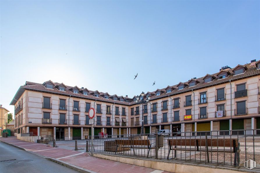 Retail for rent at Zona centro, Tielmes, Madrid, 28550 with building, sky, window, urban design, house, city, facade, landmark, bird and mixed-use around