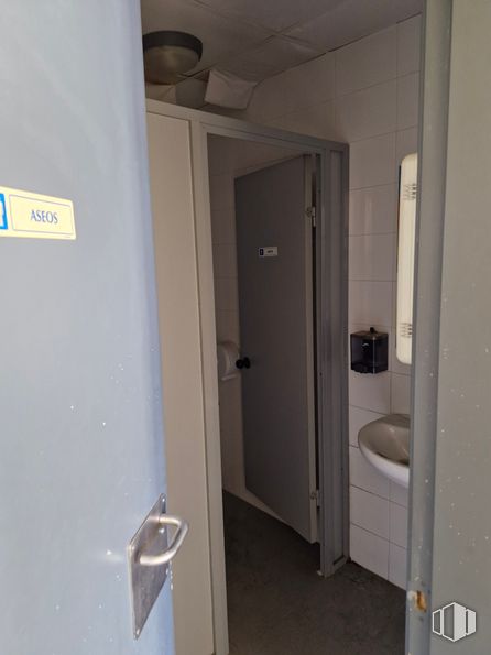 Industrial for sale at Calle San Erasmo, 42, Villaverde, Madrid, 28021 with sink, property, fixture, door, building, bathroom, house, wall, material property and plumbing fixture around