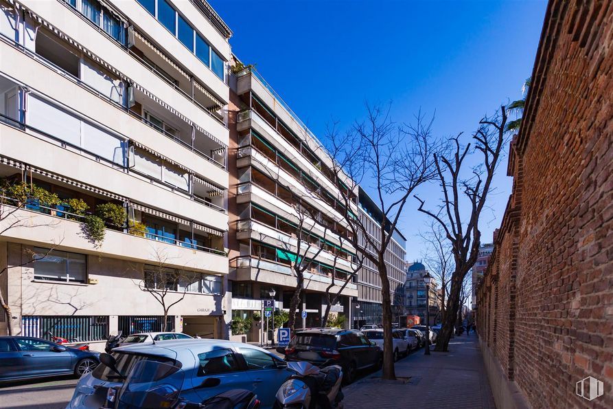 Oficina en venta en Calle Zurbarán, 9, Chamberí, Madrid, 28010 con coche, edificio, rueda, neumático, vehículo terrestre, vehículo, ventana, azul, cielo y azure alrededor