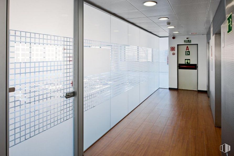 Oficina en alquiler en Torre Indocentro, Calle Retama, 7, Arganzuela, Madrid, 28045 con propiedad, producto, diseño de interiores, accesorio, piso, suelo, pared, edificio, propiedad material y malla alrededor