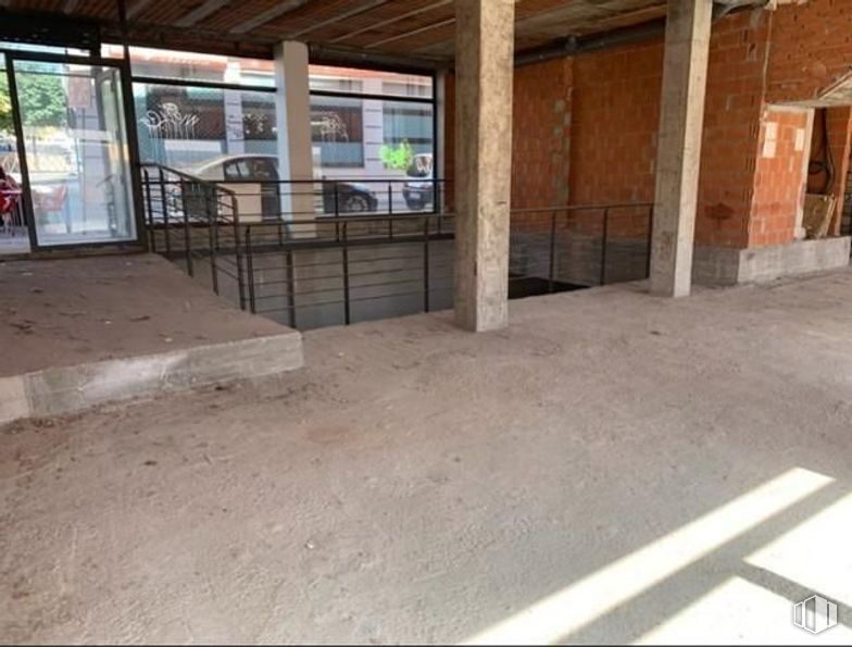 Retail for sale at Calle Pez, Azuqueca de Henares, Guadalajara, 19200 with property, window, building, wood, shade, flooring, real estate, hardwood, house and beam around