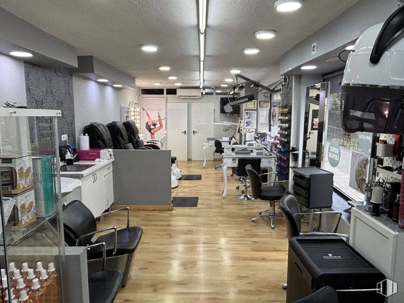 Retail for sale at Avenida Monforte de Lemos, Fuencarral - El Pardo, Madrid, 28029 with chair, interior design, furniture, lighting, flooring, beauty salon, ceiling, barber chair, shelf and retail around