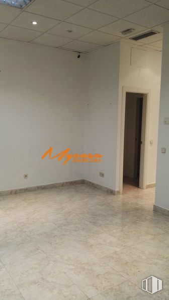 Local en venta en Casco Urbano, Villaviciosa de Odón, Madrid, 28670 con puerta, madera, suelo, piso, pasillo, arte, hormigón, accesorio, techo y edificio alrededor